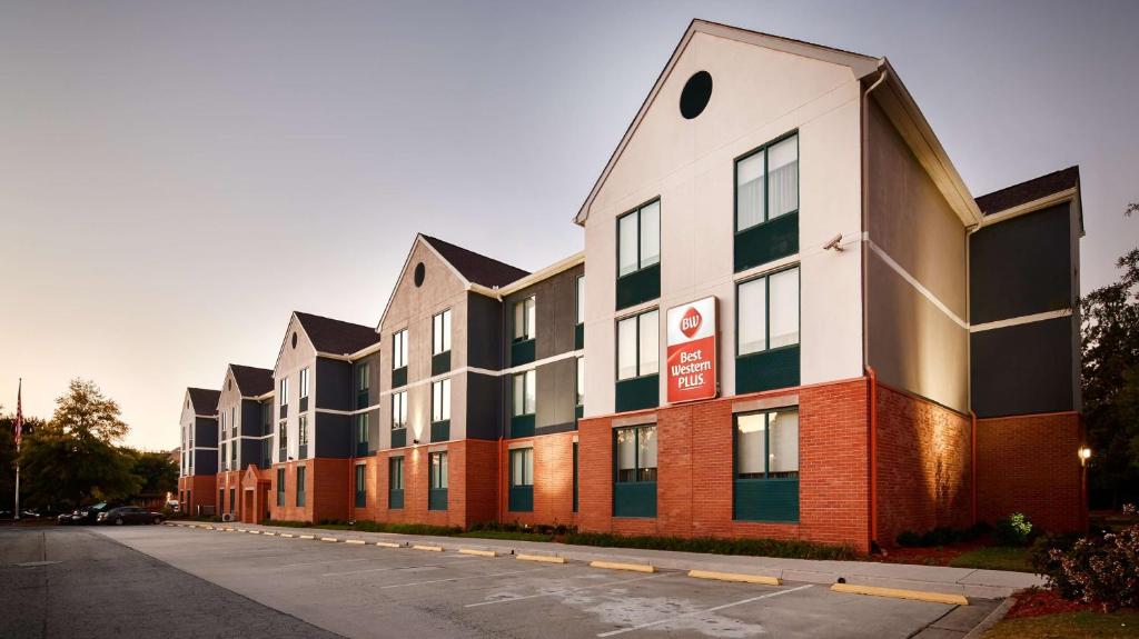 a row of apartment buildings on a street at Best Western Plus Roswell/Alpharetta in Roswell