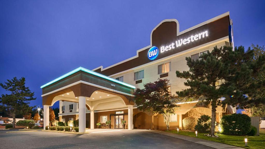 a hotel with a sign on the front of it at Best Western Sky Valley Inn in Monroe