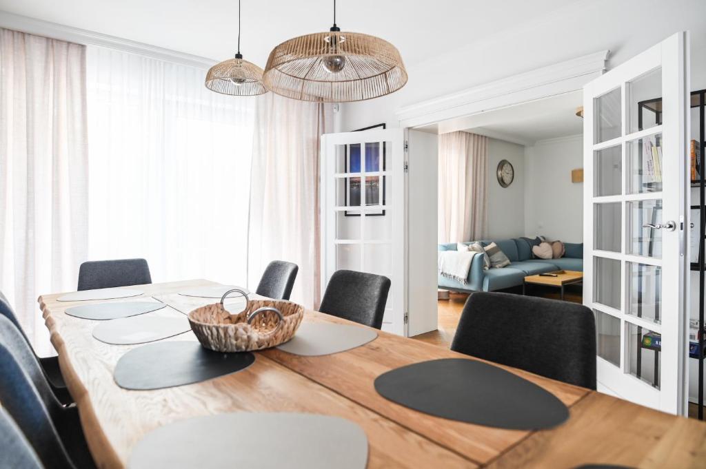 a dining room with a table and chairs at Villa Laurent in Charzykowy