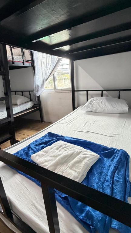 a bed in a bunk bed room with a bunk bed at Baan Yuan in Prachuap Khiri Khan