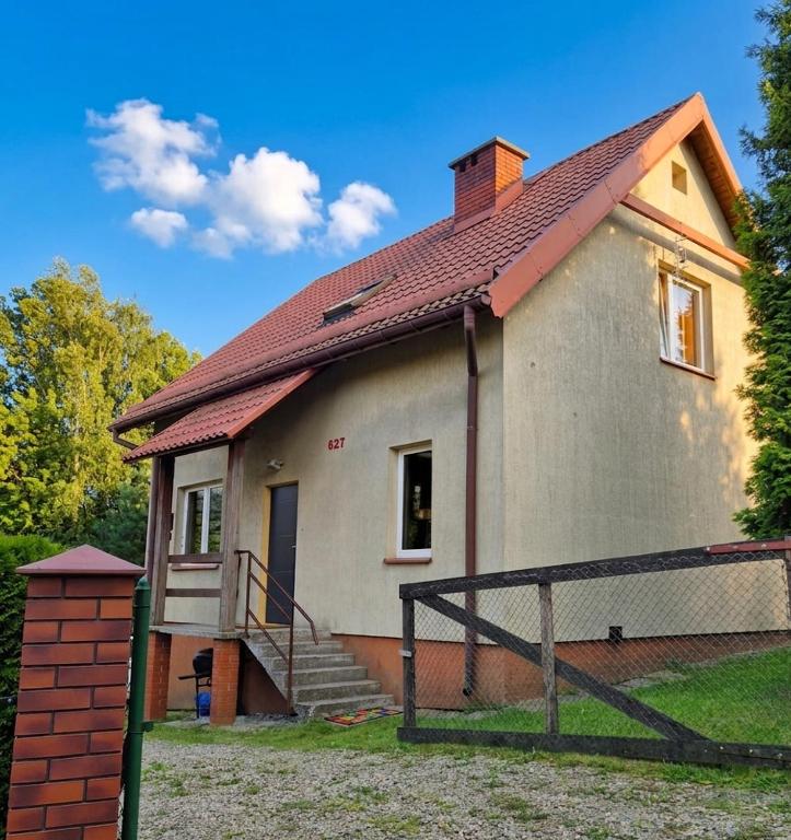 a small house with a fence in front of it at Rodzinny dom w Rożnowie Duży Ogród i Zabawki in Rożnów