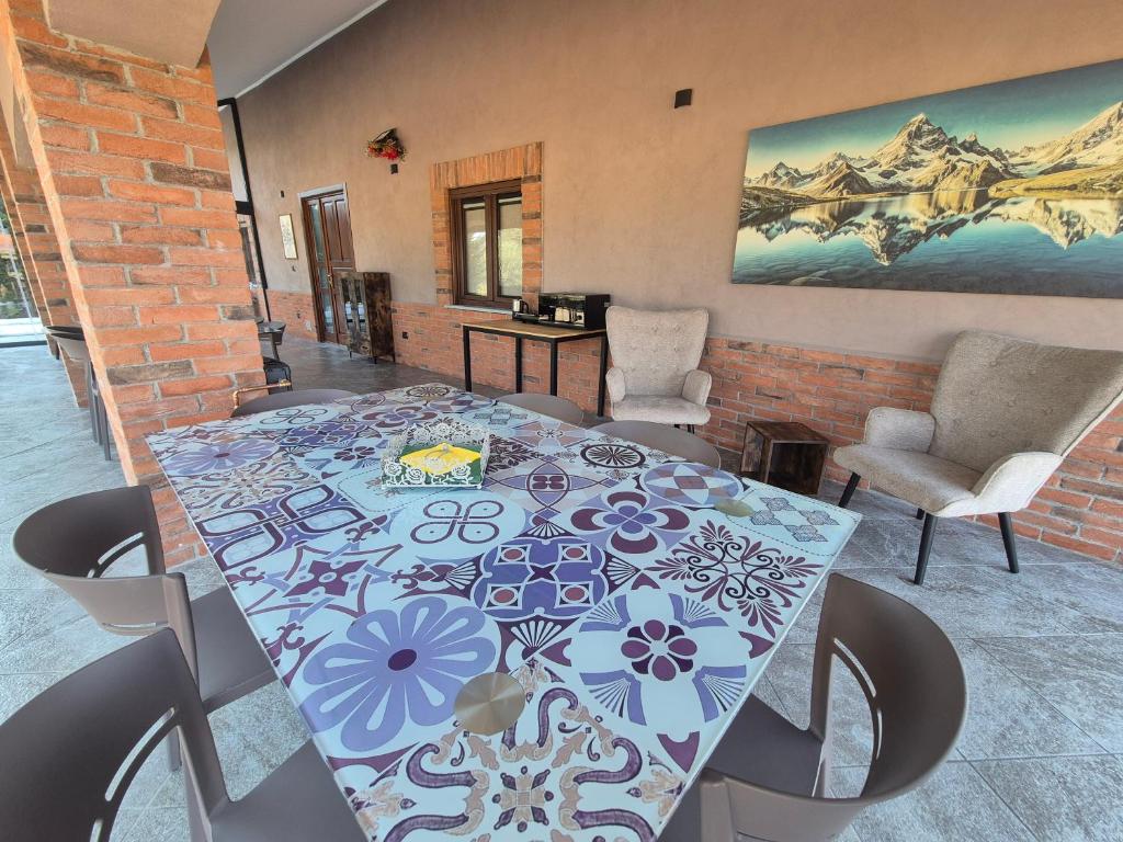 a table with a table cloth with flowers on it at B&B Monviso in Casavecchie