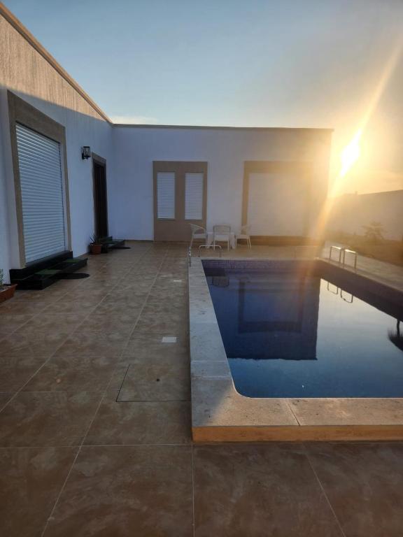 a house with a swimming pool in a room at Villa jenni in Temlale