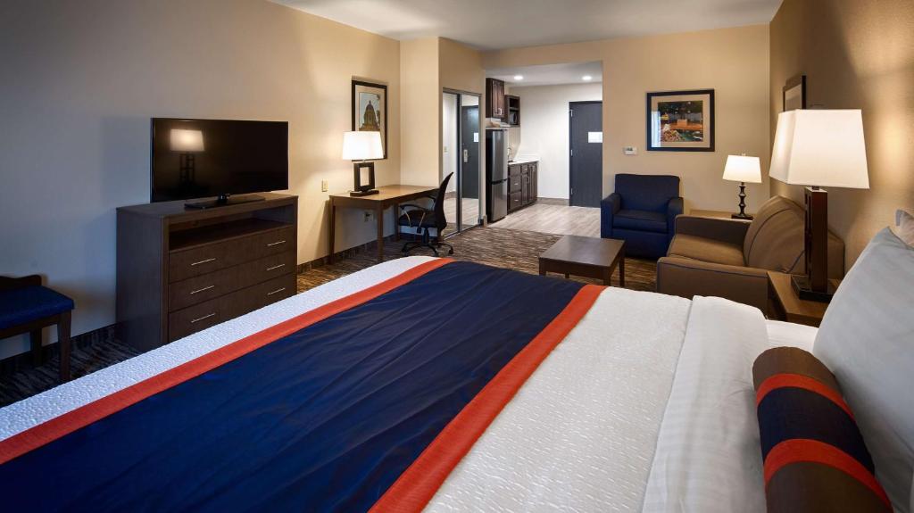 Best Western Plus Ardmore Inn & Suites - 国王套房配沙发床和小厨房