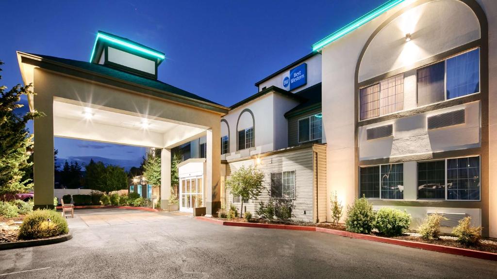 an empty parking lot in front of a building at Best Western Woodland Inn in Woodland
