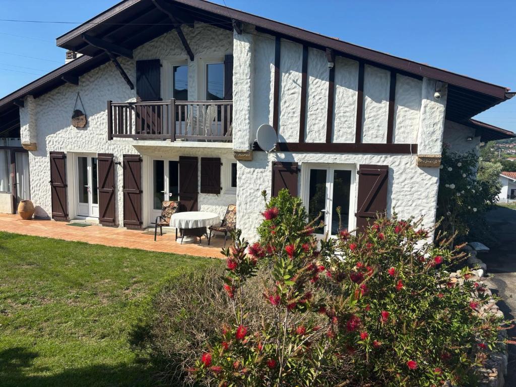 a large house with a balcony and a yard at Villa Azkanean in Bidart