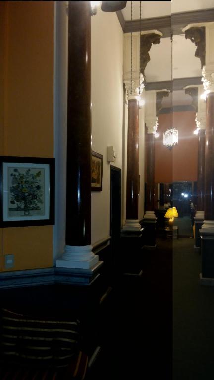 salon z kolumnami i pokój z kanapą w obiekcie Hotel Uruguay w mieście Montevideo