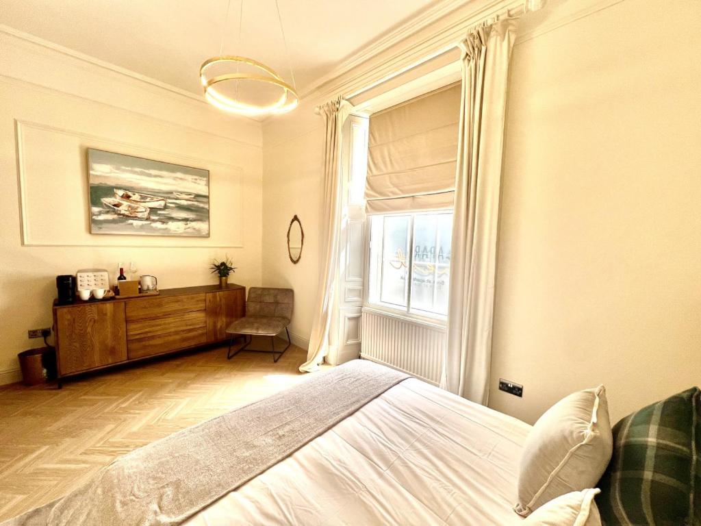 a bedroom with a large bed and a window at 'Gordon' in ApartNest Auchterarder in Auchterarder