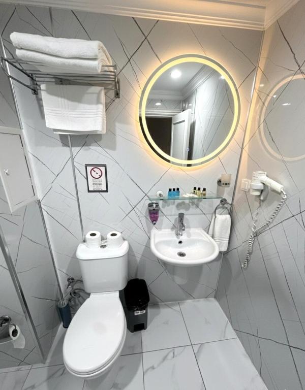 B Corner Hotel Modern Marble Bathroom