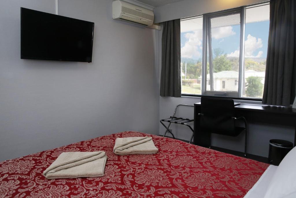 Postel nebo postele na pokoji v ubytování White Manor Motel