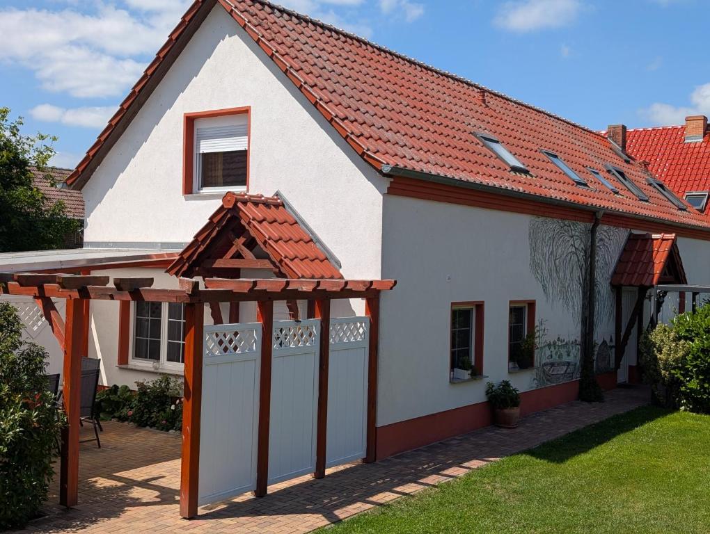 a white house with a red roof at Ferienwohnung Blick zu den Sternen in Hohenbrück