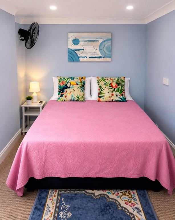 a bedroom with a pink bed with a pink blanket at Veronika Double Room in London