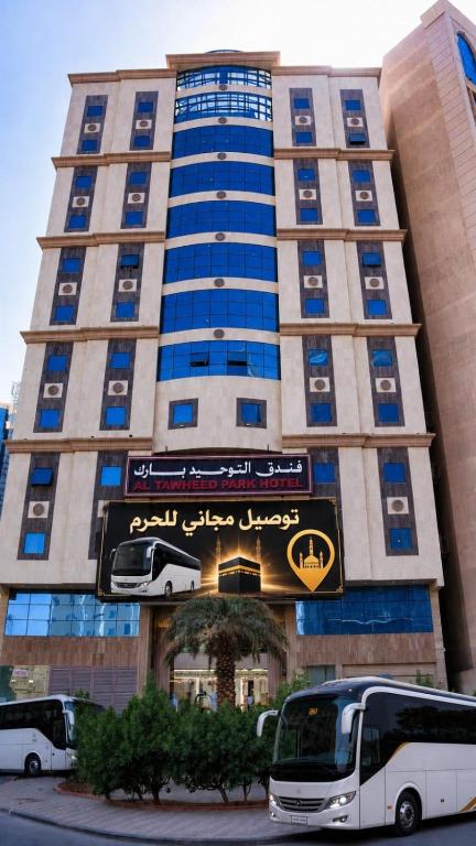 a large building with buses parked in front of it at فندق التوحيد بارك 1 توصيل للحرم - Al Tawheed park Hotel in Mecca