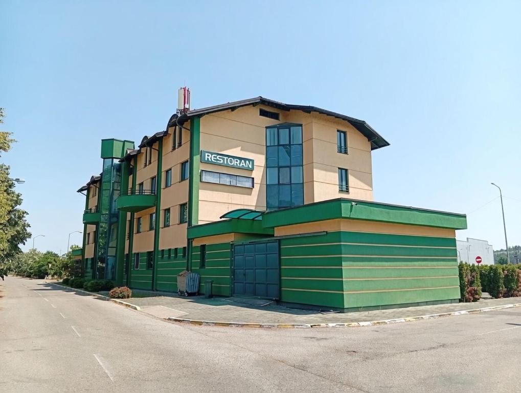ein Gebäude am Straßenrand in der Unterkunft Hotel Orijent 22 in Laktaši