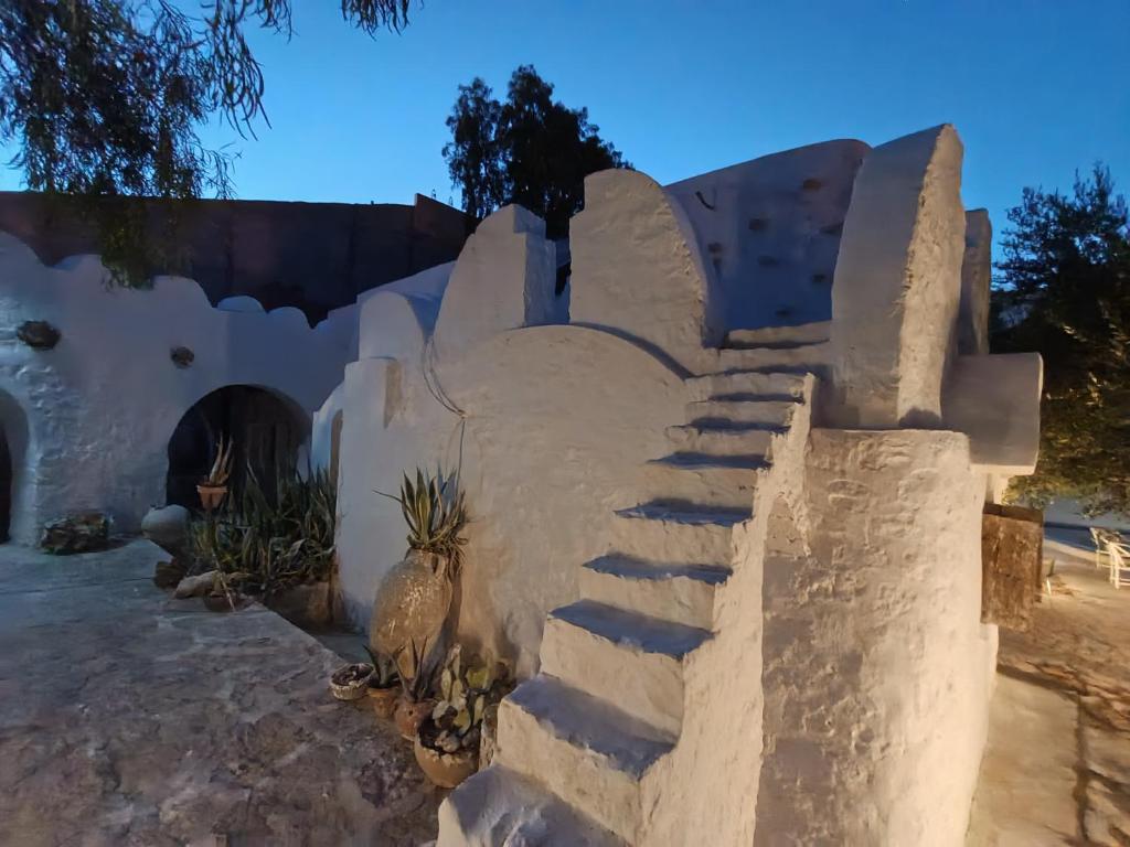 a stone staircase in a house with a blue sky at Dar Toubib in Qaşr Chouline