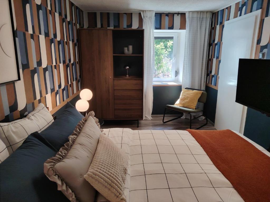 Nonna Kate's Retro Apartment with Garden Terrace