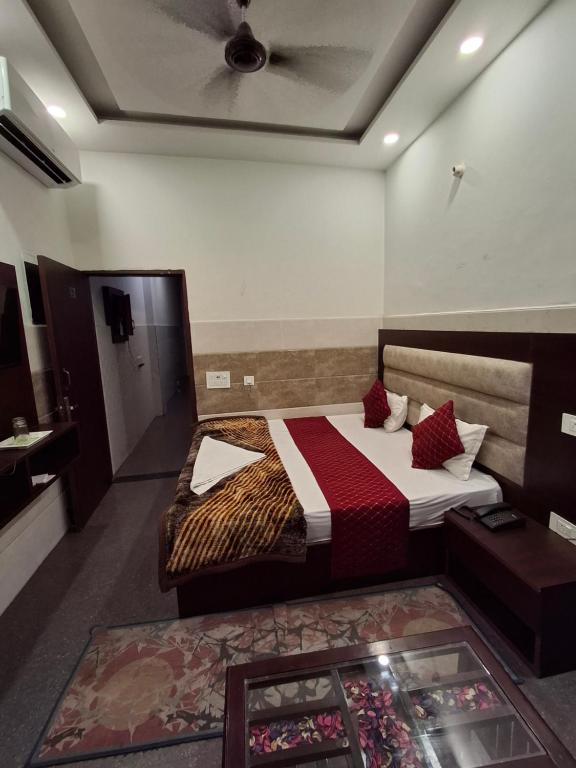 a hotel room with a bed and a ceiling at Hotel Taj in Pānīpat