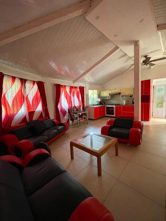 a living room with a couch and a coffee table at GranjaKatKery in Cerro Azul