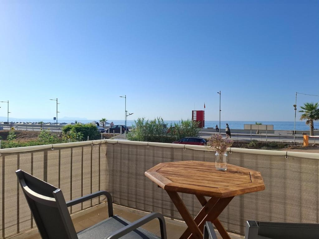 Sea View Apartment by the Beach