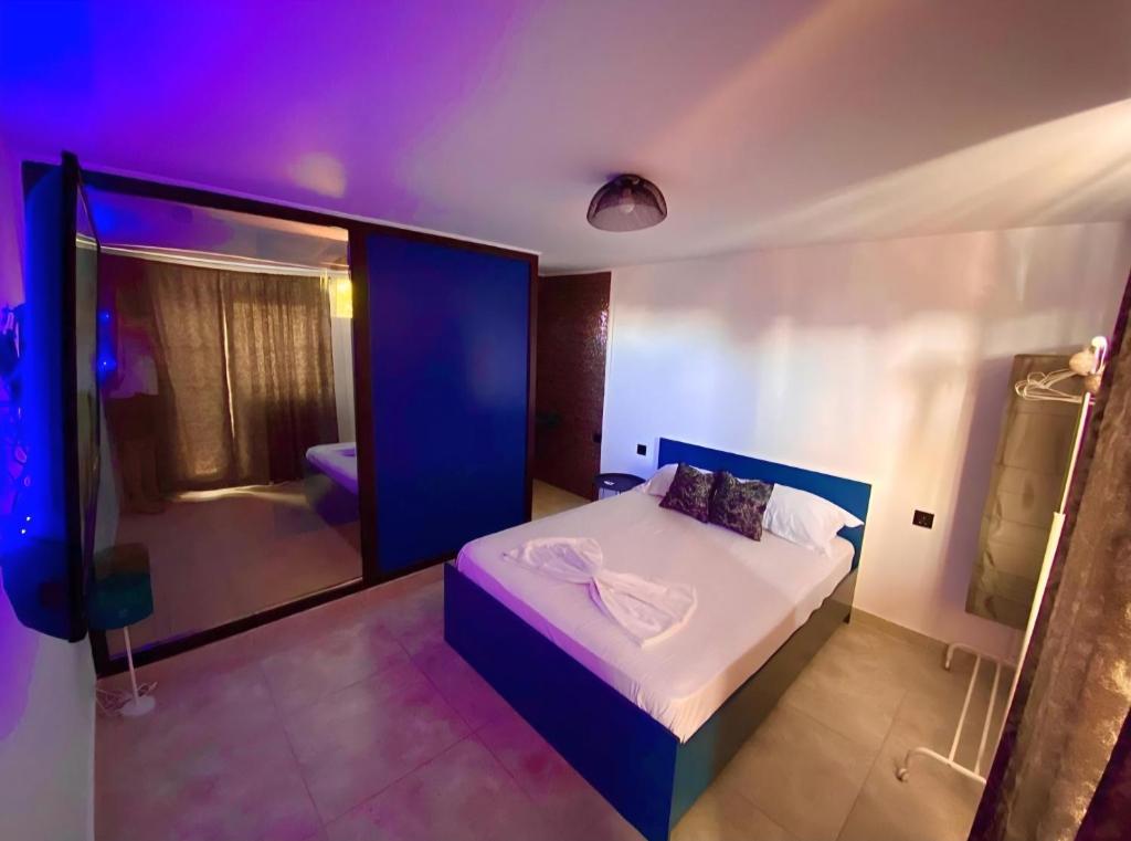 a bedroom with a bed and a bathroom at Sea View Premium in Costinesti