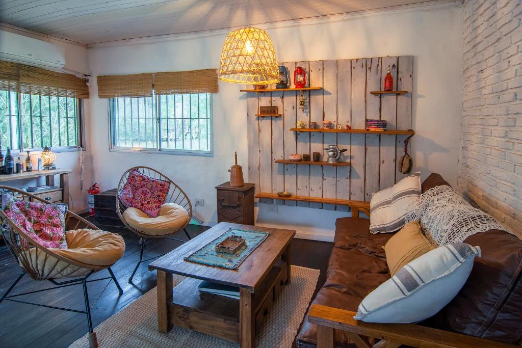 a living room with a couch and chairs and a table at Quinta isleña Monte Blanco - Domingos Checkout 17 hs in Tigre