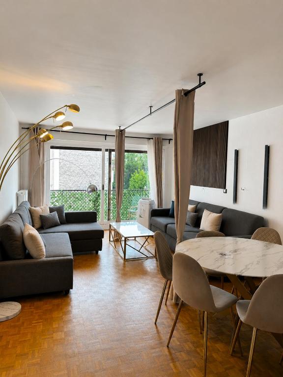 Spacious 2BR Flat with Balcony in Montparnasse