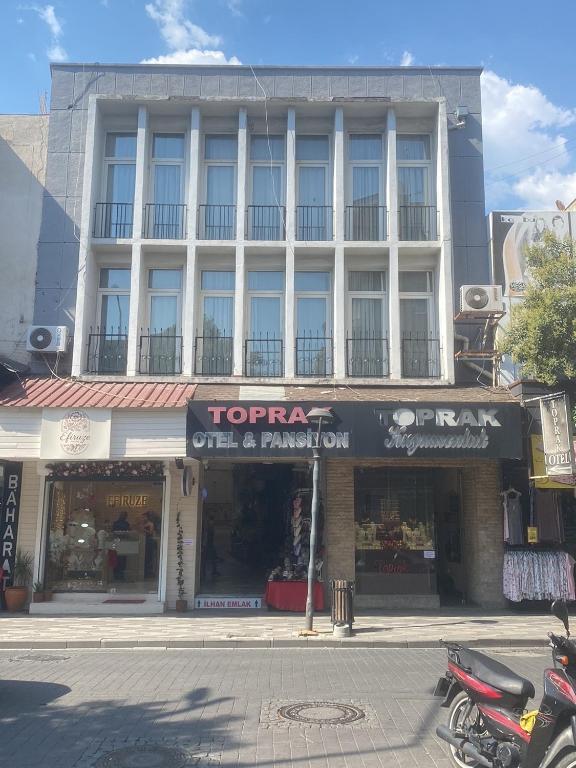 a store on a street in front of a building at Toprak otel pansiyon in Akhisar