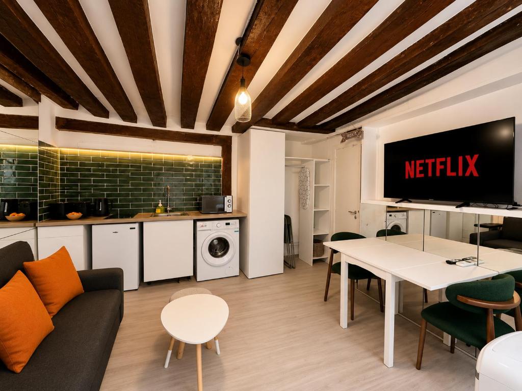 Latin Quarter Classic 1BR Apartment with Netflix