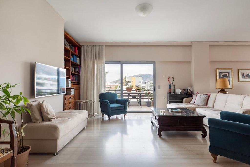 Bright 3 bedroom Apartment with Balcony, Glyfada