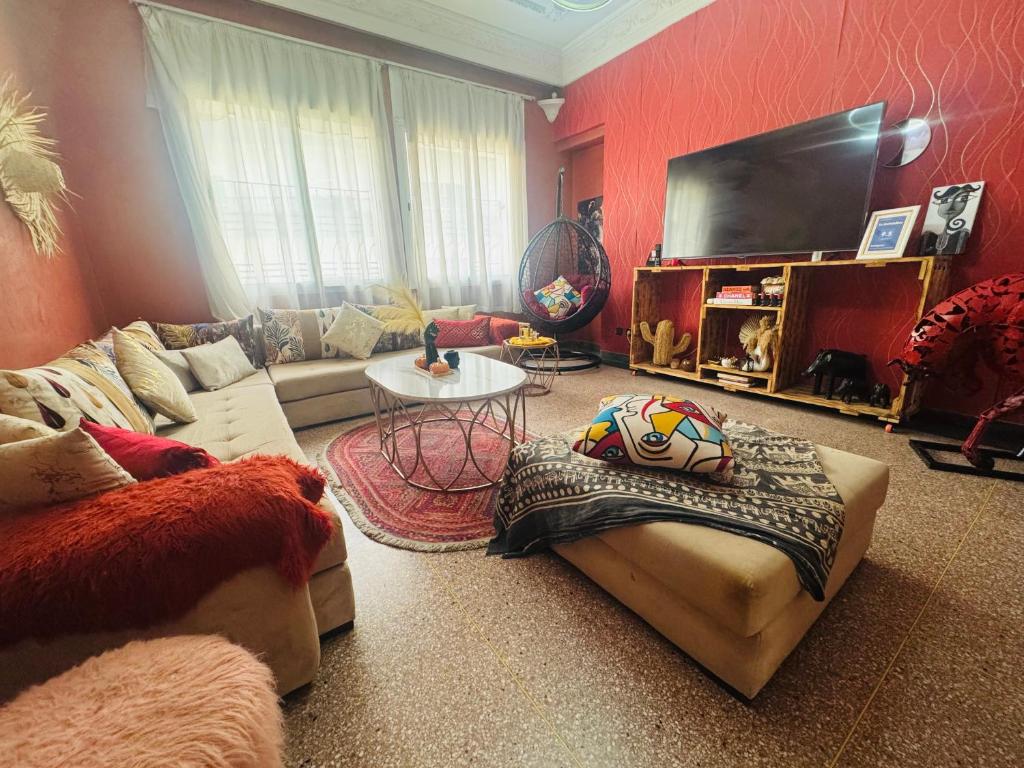 a living room with a couch and a flat screen tv at Le belvédère in Casablanca