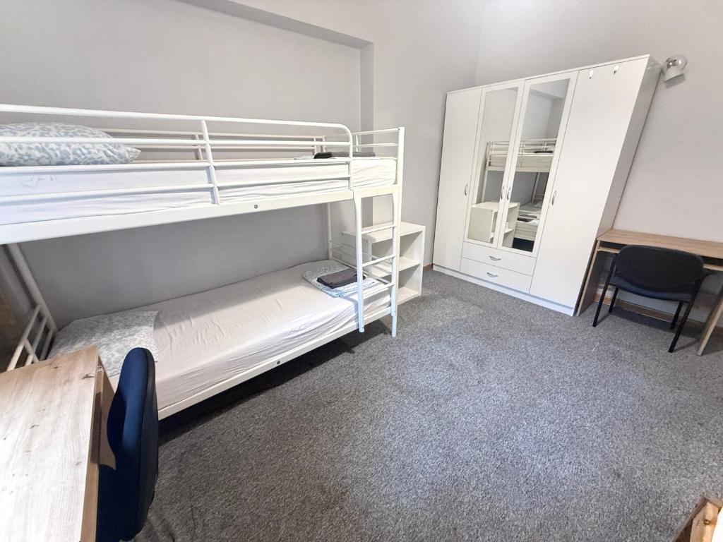 Student House Kazimierzowska - Triple Room With Shared Bathroom