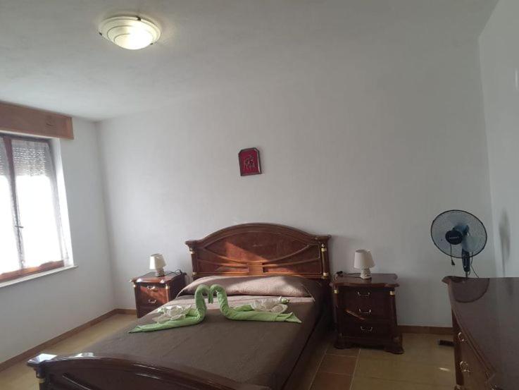 ein Schlafzimmer mit einem Bett und zwei Nachttischen in der Unterkunft serenzia in Lollove