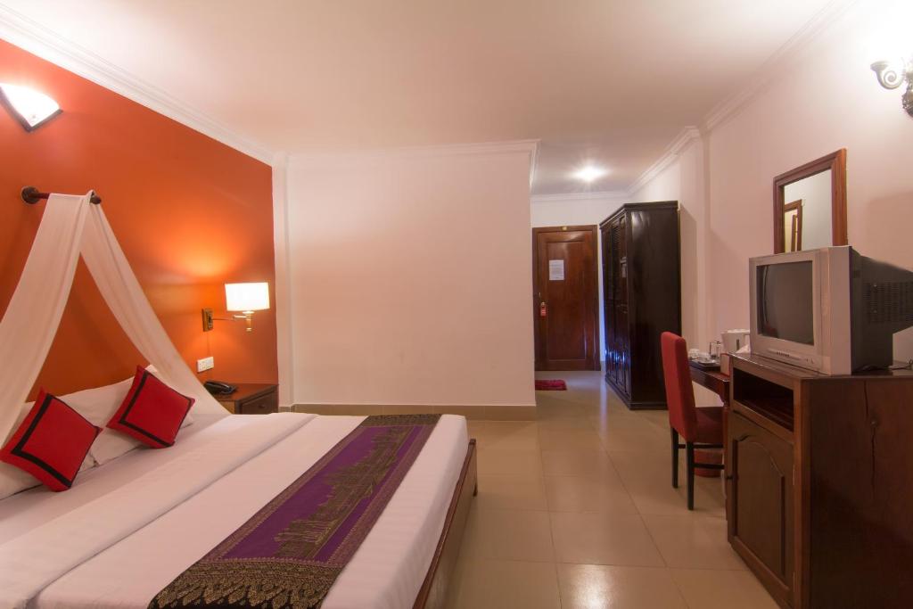 Postel nebo postele na pokoji v ubytování Mekong Angkor Palace Hotel