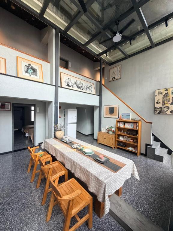ein Esszimmer mit einem Tisch und einigen Stühlen in der Unterkunft Interlude Inn, Boutique Art Retreat, Cultural Experience, Artisan Breakfast in Fenghuang