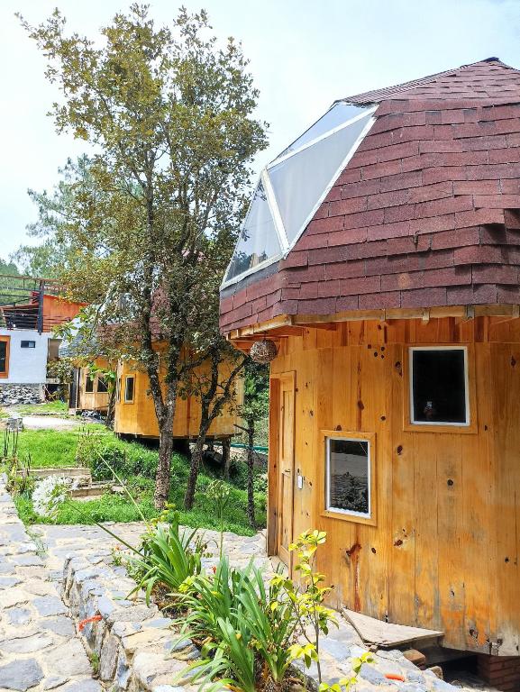a house with a solar roof on top of it at Hongos mágicos in San Mateo Río Hondo