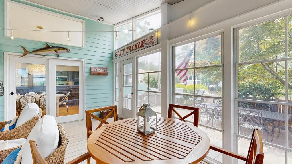 a dining room with a table and chairs at Dewey Beach 102 Jersey St in Dewey Beach
