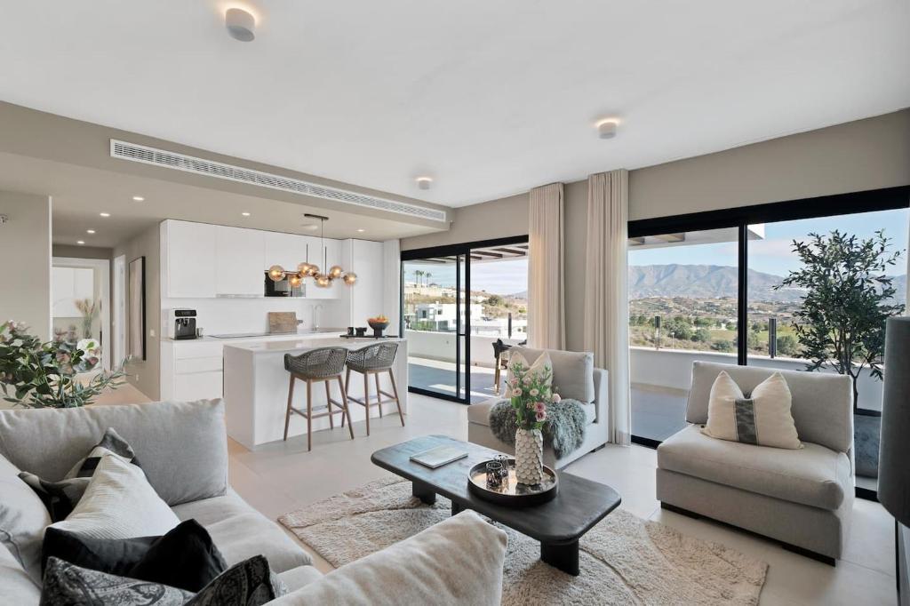 Luxe Golf View Penthouse Spa, 2 Terraces & Gym