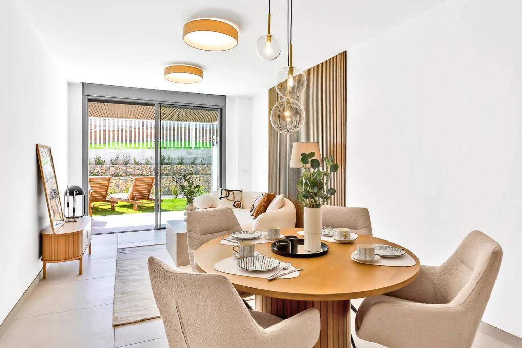 Marbella Beachside Apt Pool, Gym & Terrace