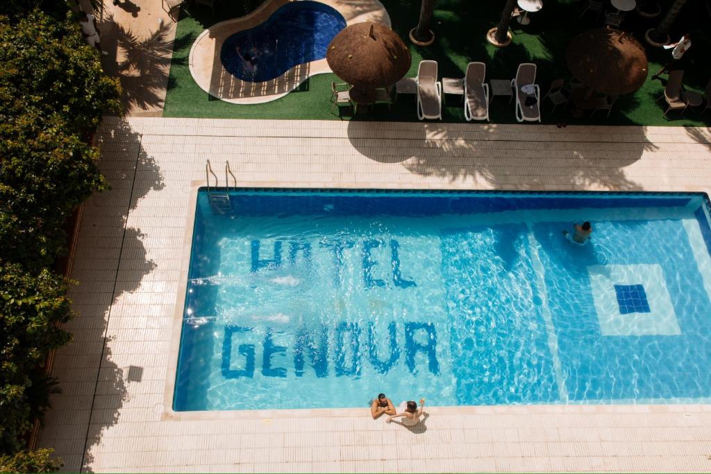 an overhead view of a swimming pool with people in it at Hotel Genova Centro in Barranquilla