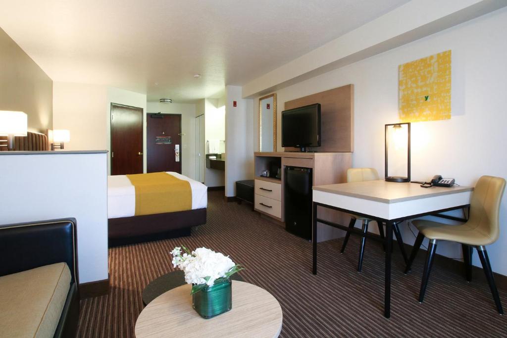 Oxford Suites Spokane Valley - 
