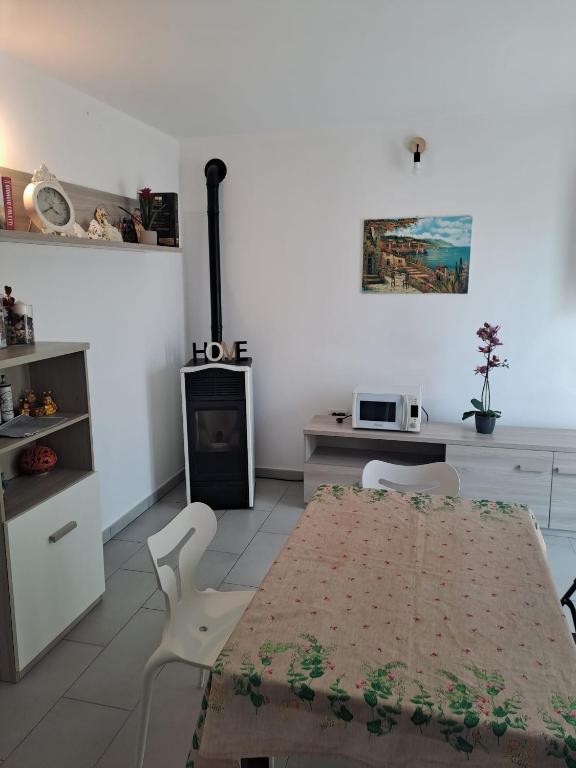 a kitchen with a table and chairs and a stove at Casa Levante in Brugnato