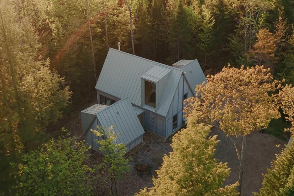an overhead view of a house in the woods at The Down-to-Earth in Rawdon