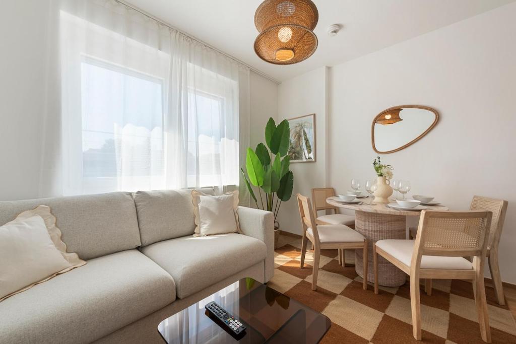 Cozy & Modern 1BR - 1 min to Metro & Train Station