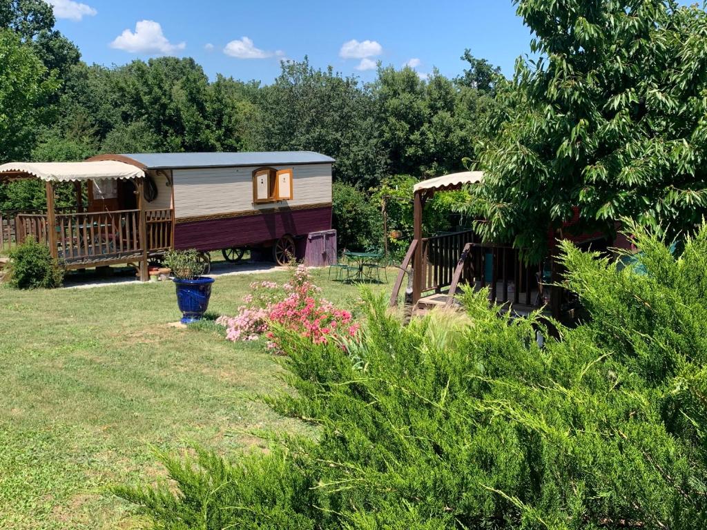 a caravan in a yard with a yard at Bastide de montchamp in Malataverne