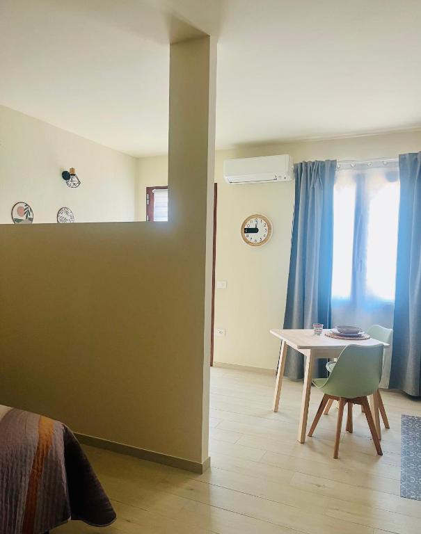 a room with a table and a table and chairs at La casetta in Teulada