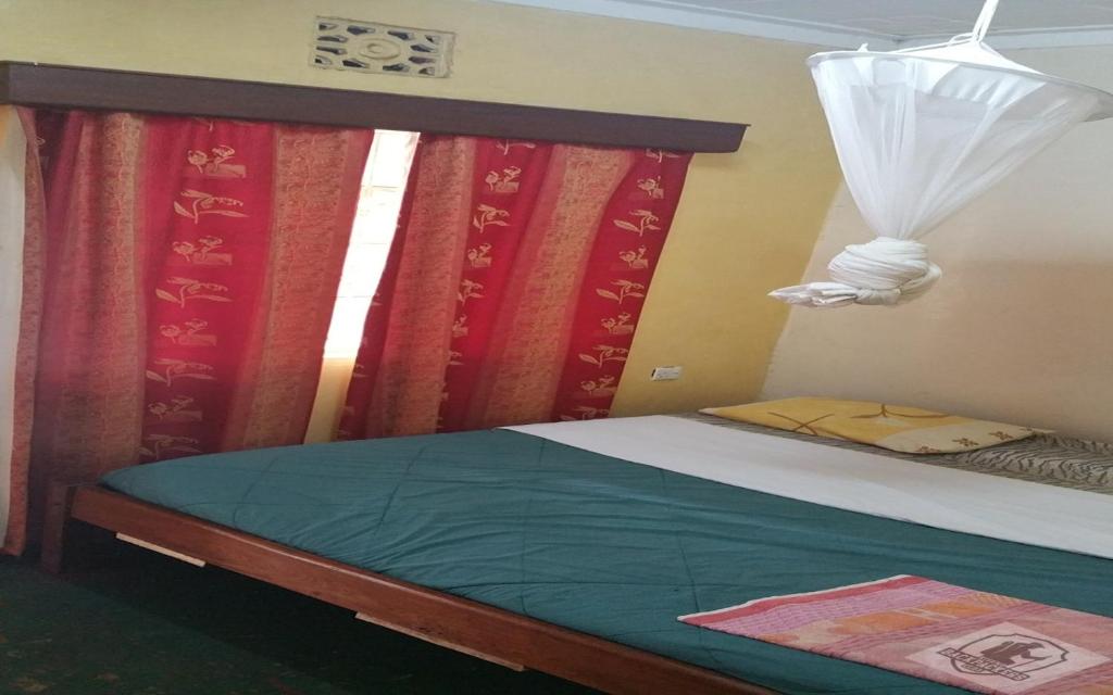 Postel nebo postele na pokoji v ubytování Mamba Village Kisumu