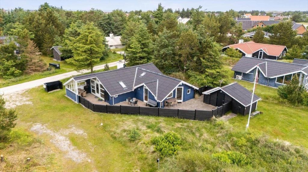 an overhead view of a home with a blue house at 1395-Thisted-Revlingvej-5 in Nørre Vorupør