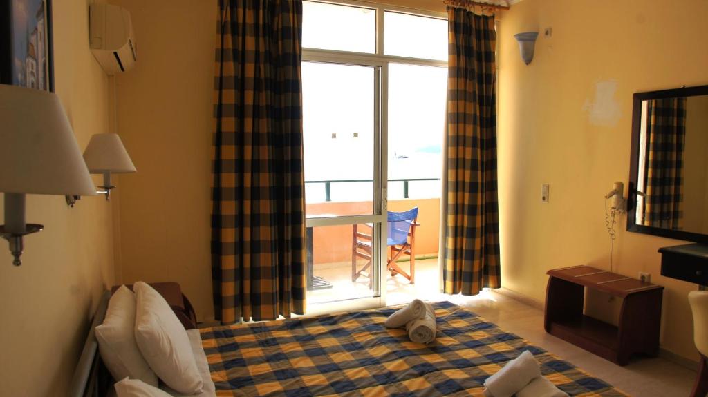 ein Schlafzimmer mit Bett und Fenster mit Aussicht in der Unterkunft messonghi bay in Mesongi