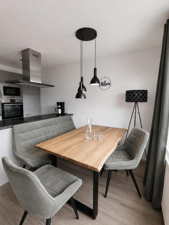 a dining room with a wooden table and chairs at Boutique Appartements Kumming inkl Nationalparkcard in Rauris