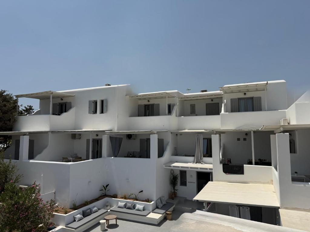 an image of a white apartment building at CAELI PAROS by Kostas & Joanna Studios in Logaras